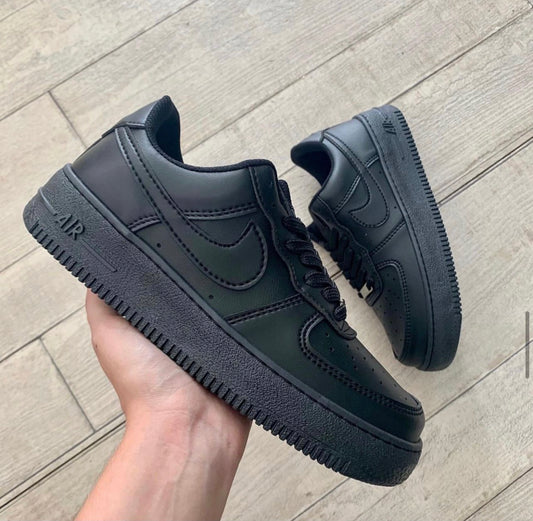 NIKE AIR FORCE 1 NEGRAS