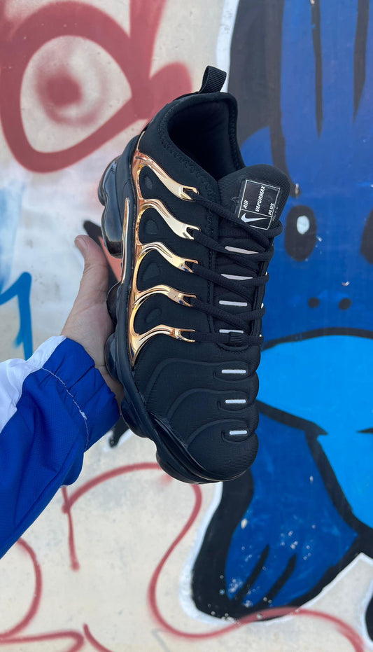 NIKE VAPORMAX PLUS NEGRAS ORO